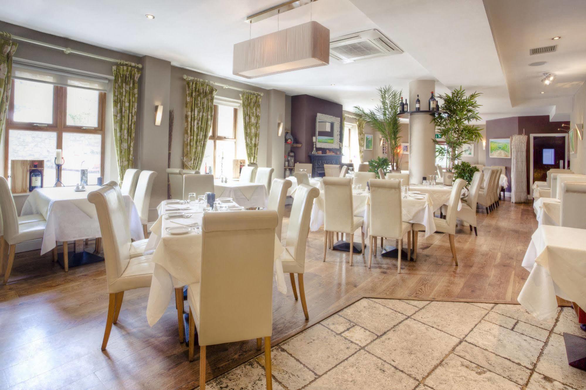 אורנמור The Coach House Hotel מראה חיצוני תמונה